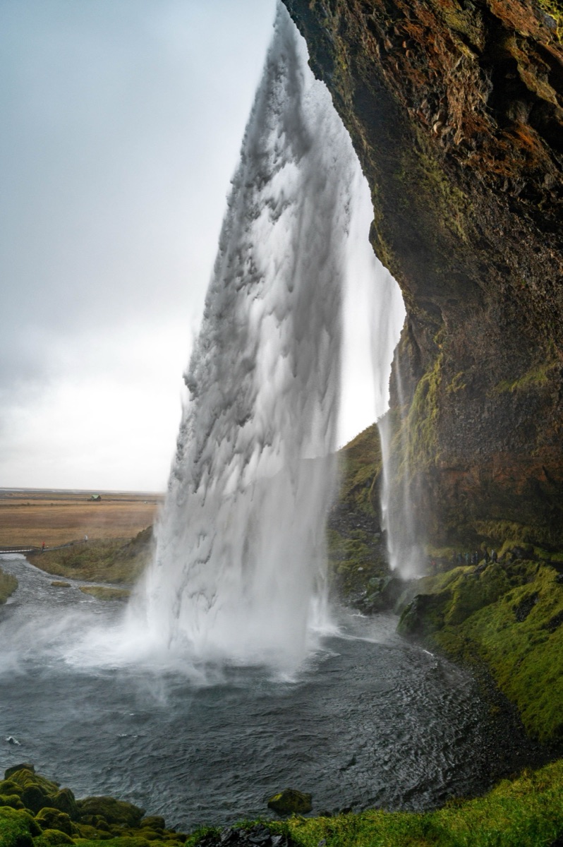 Seljalandsfoss Wasserfall, der von Vulkanklippen in Südisland herabstürzt