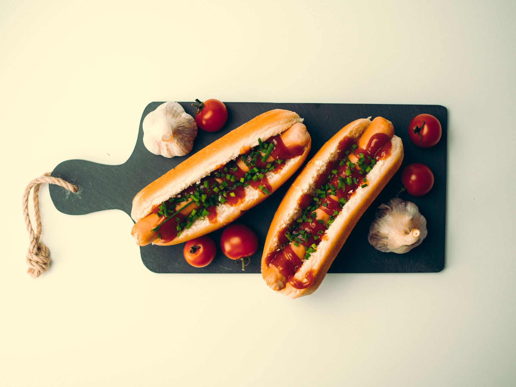 Isländischer Hotdog Pylsur mit Rémoulade und Röstzwiebeln