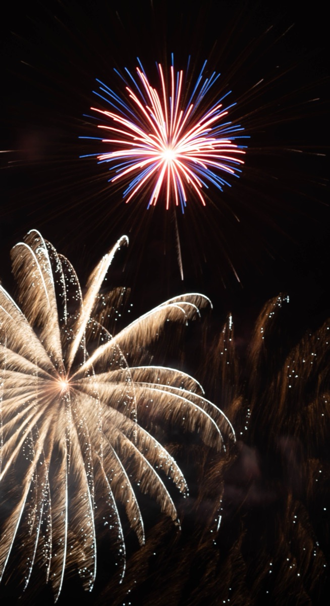 Buntes Feuerwerk am Silvesterabend, farbenfrohe Explosionen über dem dunklen Himmel
